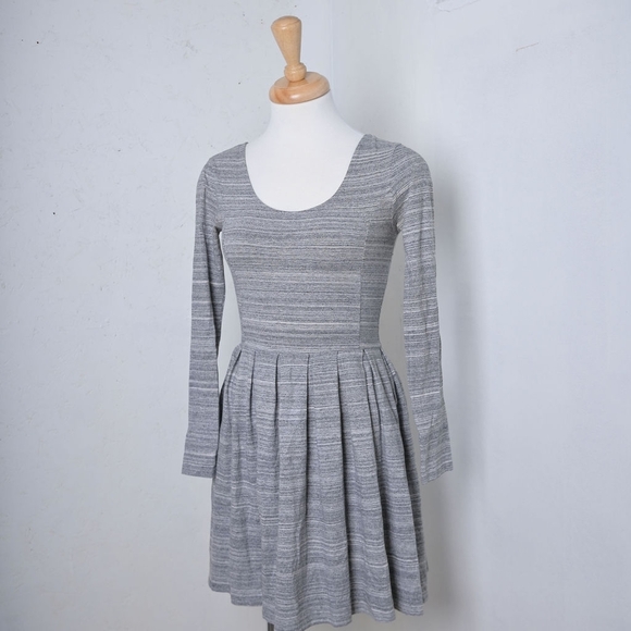 Talula | Grey striped long sleeved pleated dress - Picture 11 of 11
